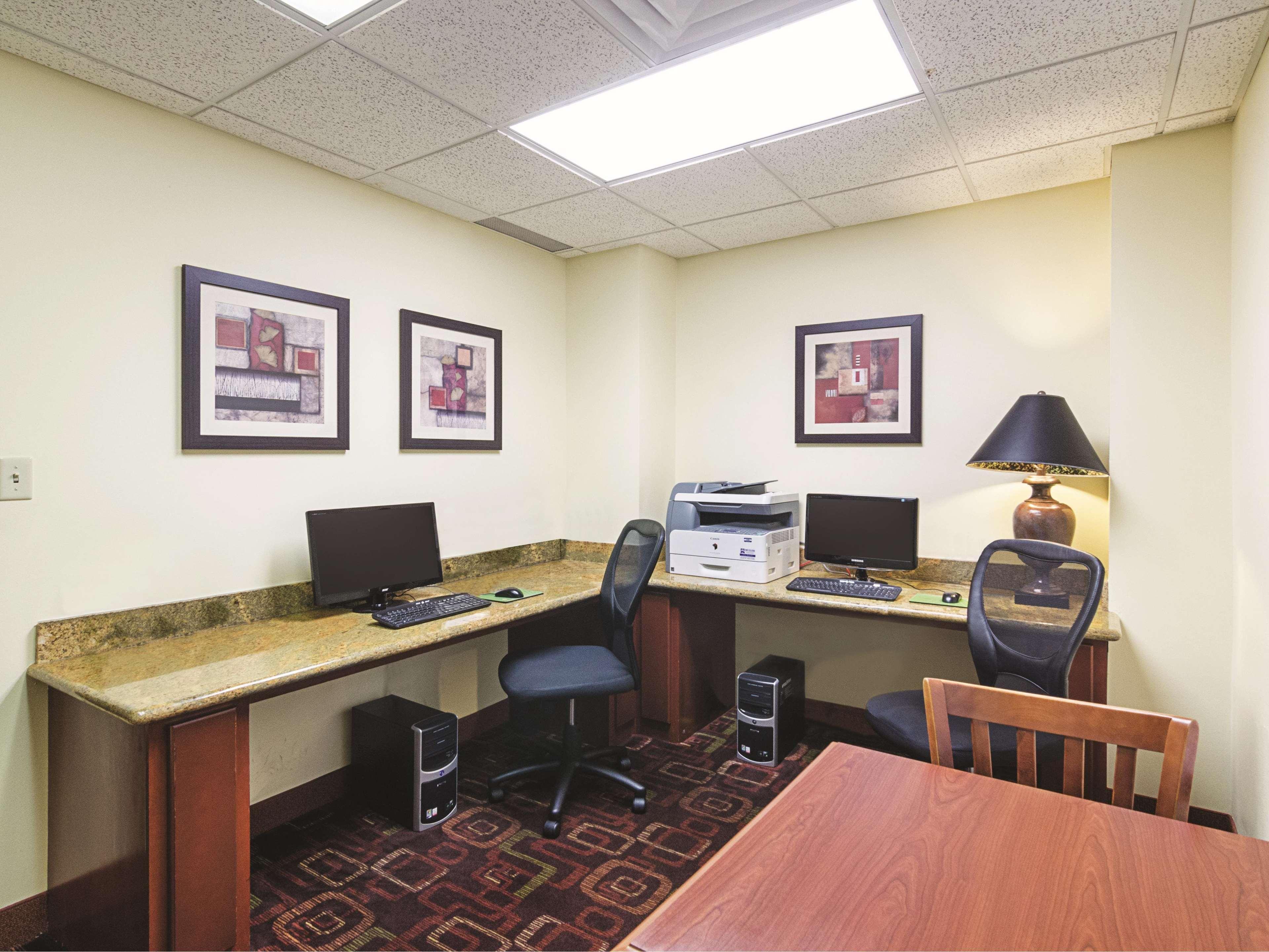 La Quinta Inn & Suites By Wyndham Dothan Exterior photo