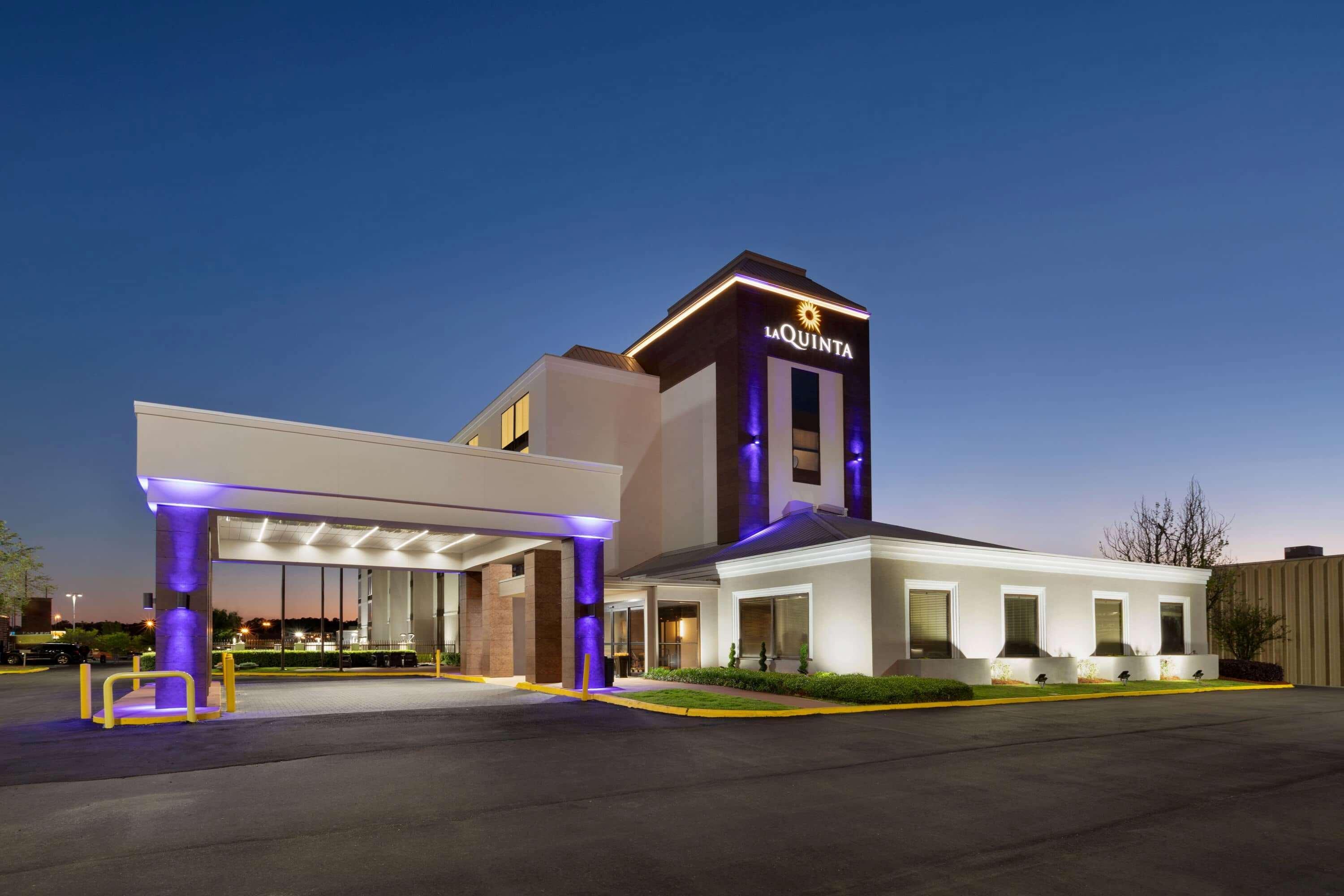 La Quinta Inn & Suites By Wyndham Dothan Exterior photo